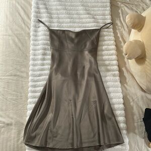 Oak + Fort silk dress. Size medium. Never worn.